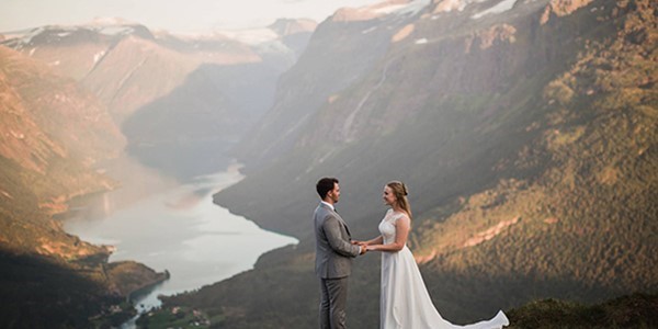 Brudepar på Hoven i Loen (foto: Endre Hilleren)